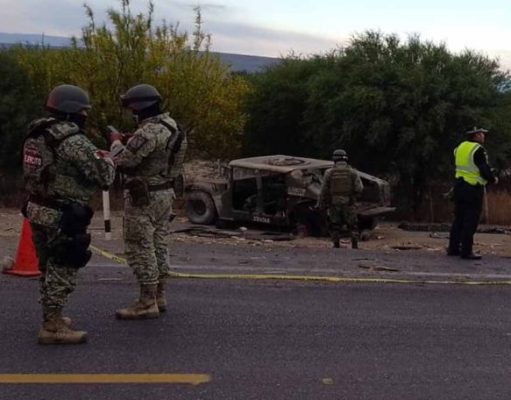 Militares son embestidos por un tráiler