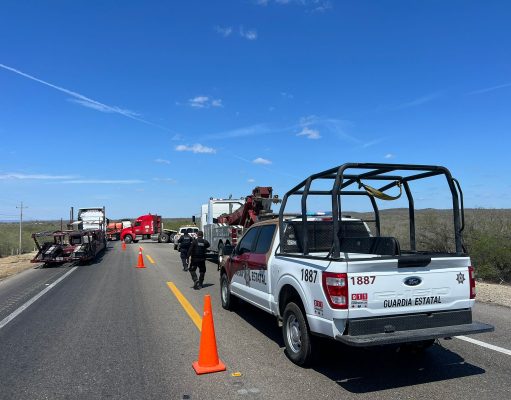 Alerta: Volcadura de tractocamión doble remolque en Carretera Federal 81