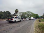 Tráiler de doble plataforma derrapa en Carretera Victoria-Mante