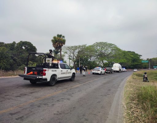 Tráiler de doble plataforma derrapa en Carretera Victoria-Mante