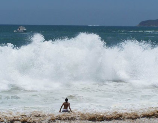 Detienen a bañista imprudente en Playa Olas Altas de Mazatlán